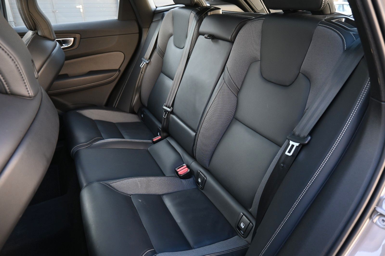 Fahrzeugabbildung Volvo XC60 B4 AWD Plus Dark*LED*PANO*STHZ*H&K*360°*AHK