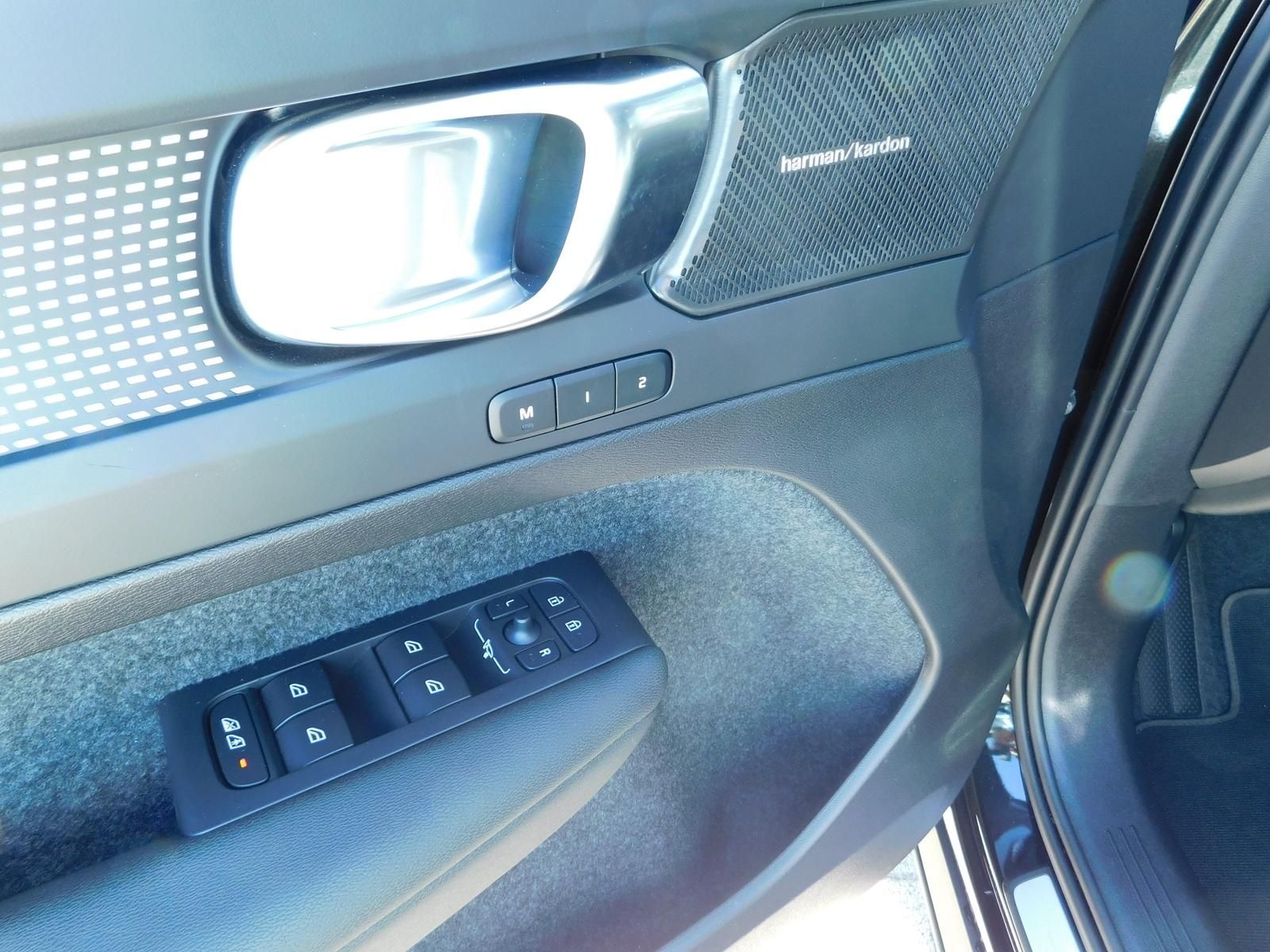 Fahrzeugabbildung Volvo XC40 B3 Plus Dark