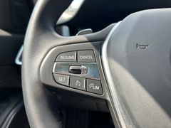 Fahrzeugabbildung BMW 320d SportLine Autom. LED AHK Navi HUD Pano 17"