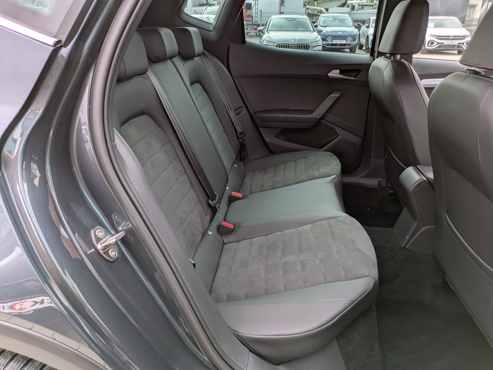 Fahrzeugabbildung SEAT Arona 1.0 TSI FR DSG AHK*ACC*LED*APP*DAB*KAMERA