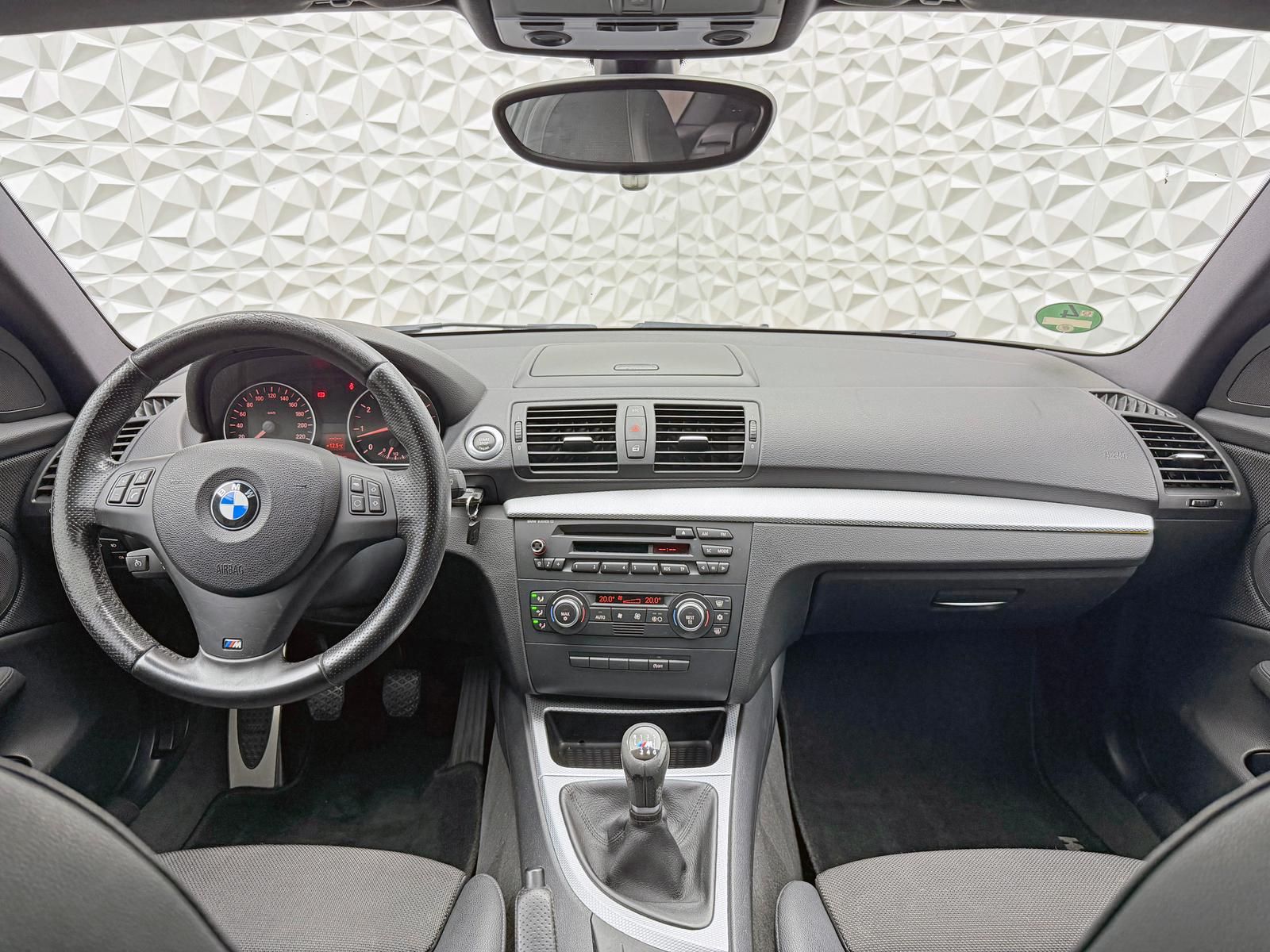 Fahrzeugabbildung BMW 118i M-PAKET/PDC/PANO/KLIMA/SCHECKHEFT/XENON/TFL