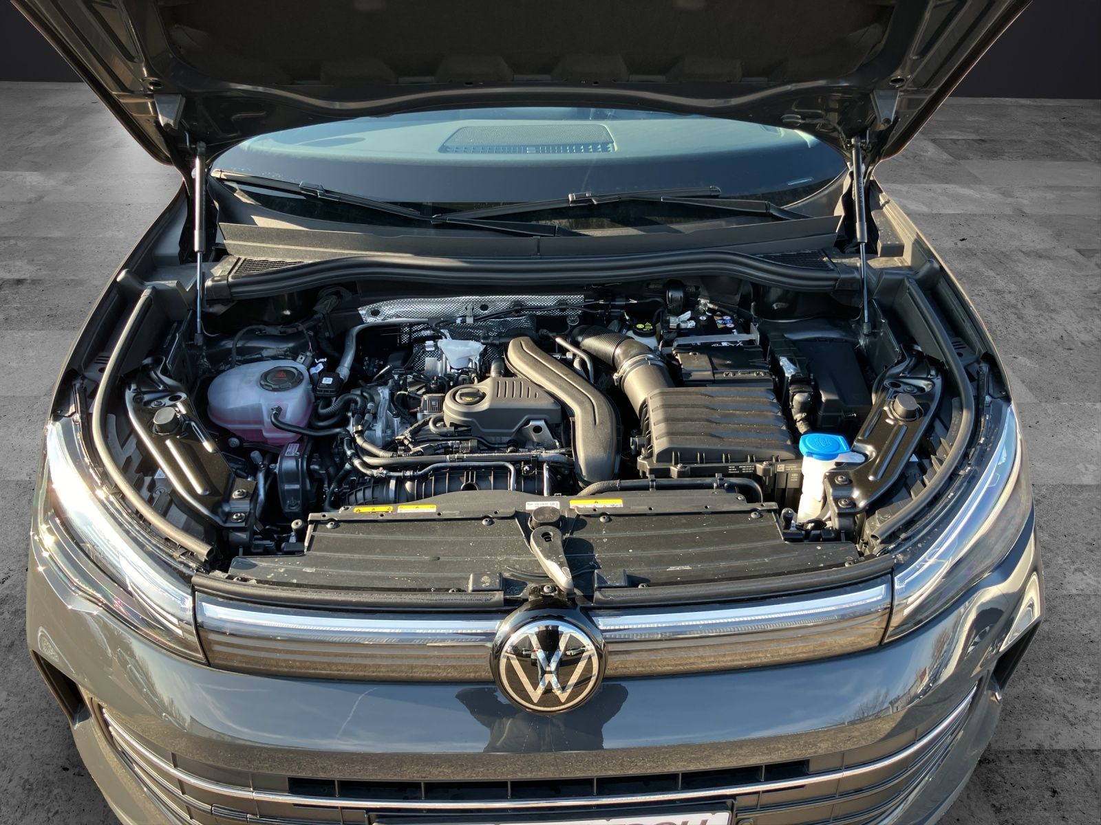 Fahrzeugabbildung Volkswagen Tiguan 1.5 e Life DSG LED ACC RearView Ambiente