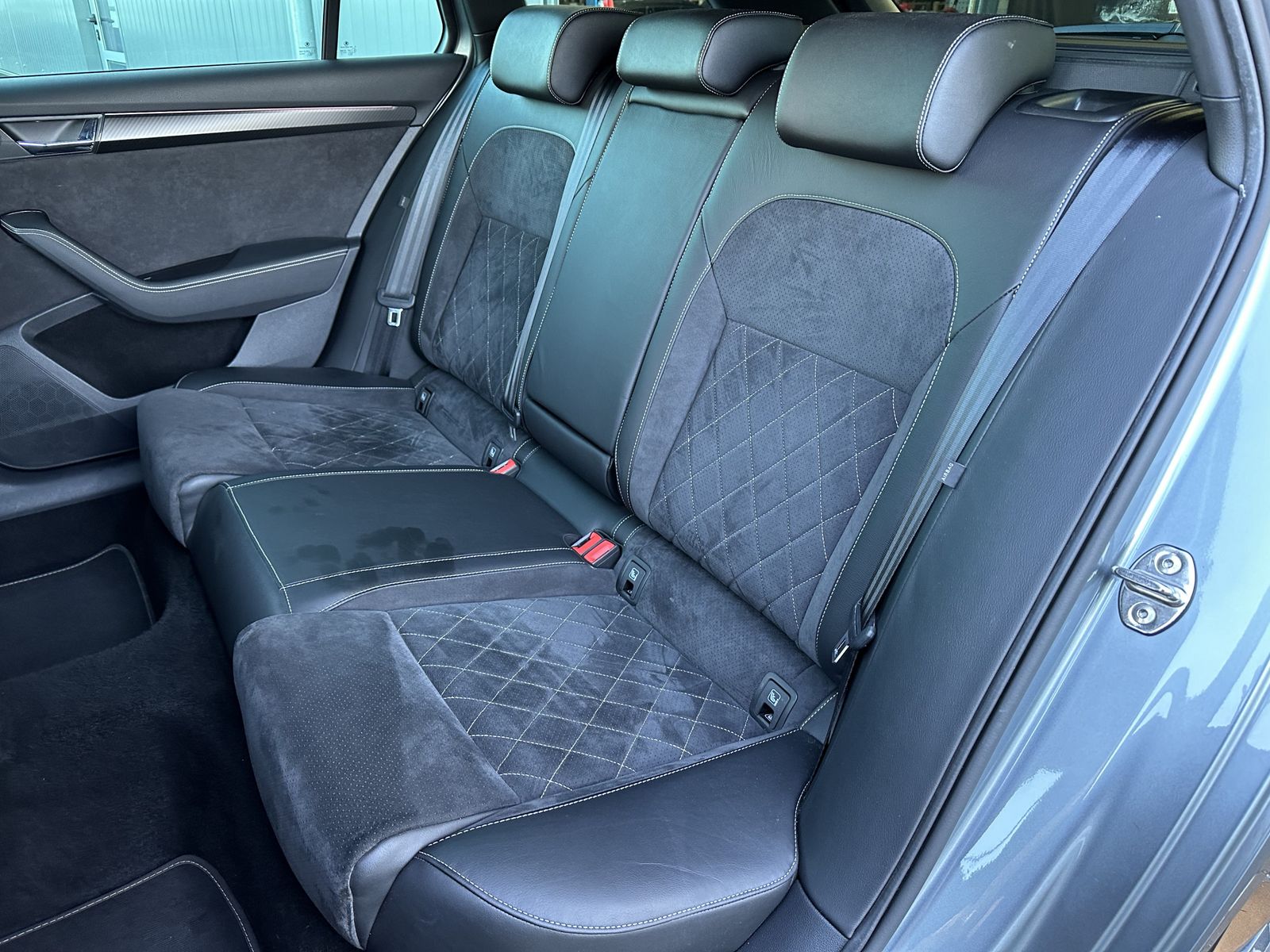 Fahrzeugabbildung SKODA Superb Combi 2.0 TSI Sportline 4x4 NAV+LED+AHK