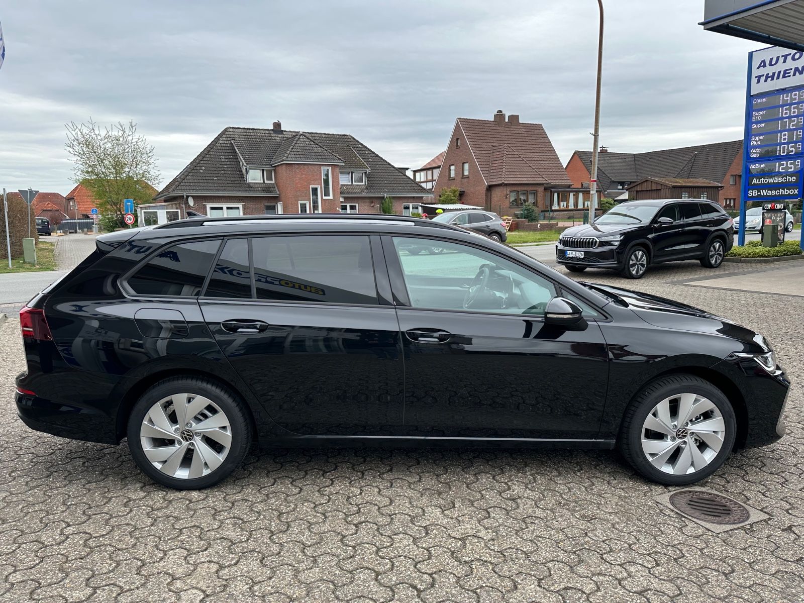 Fahrzeugabbildung Volkswagen Golf VIII Variant 1.5 TSI Life Navi/ACC/LED/Shzg