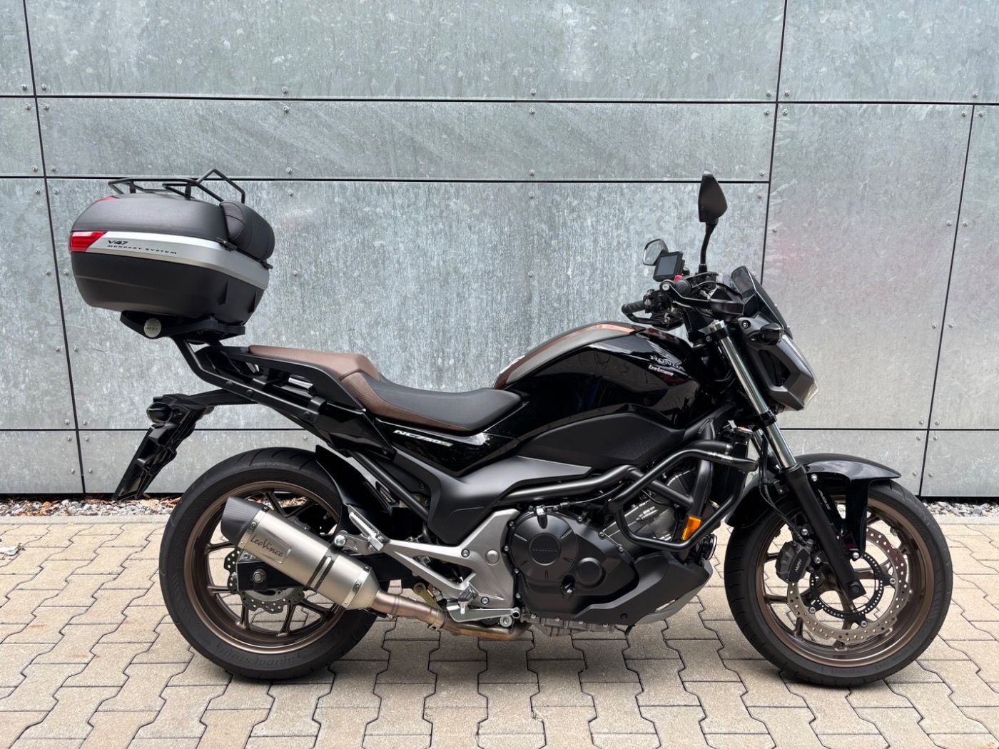 Fahrzeugabbildung Honda NC 750 S ABS mit Tieferlegung Leo Vince Auspuff