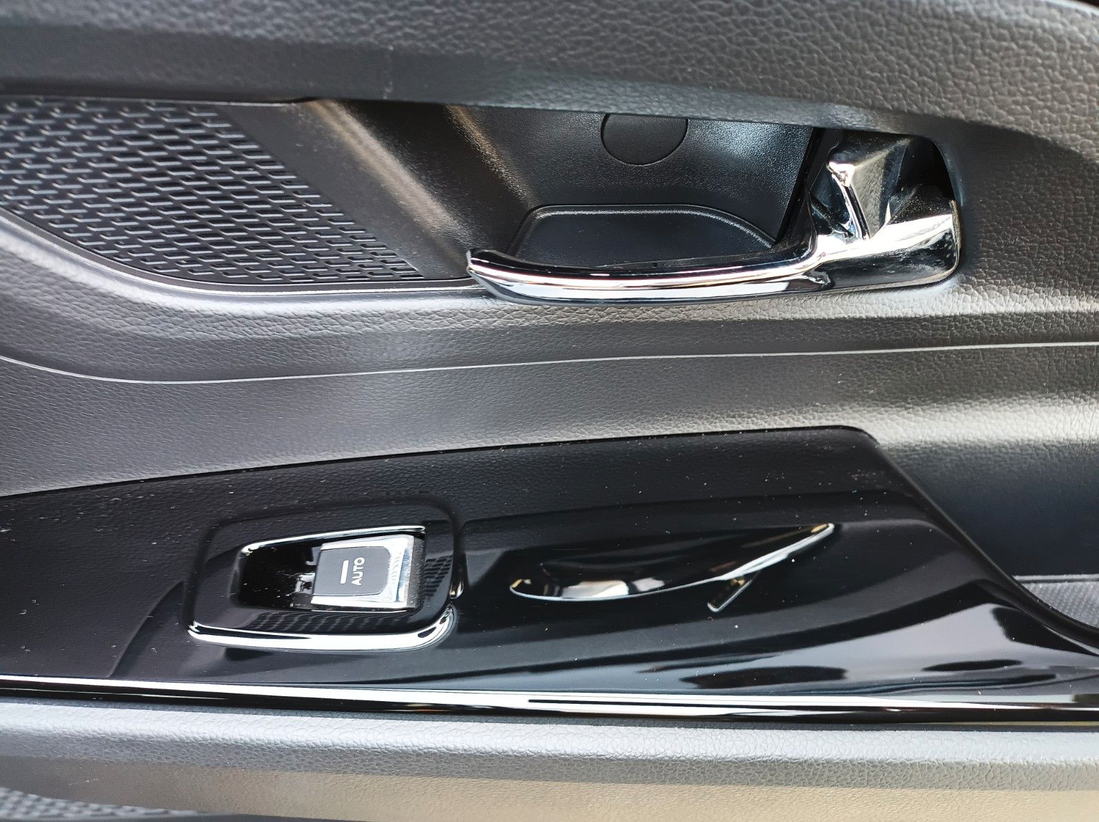 Fahrzeugabbildung Ssangyong Korando e-Motion PLATINUM +T.LEDER+ABSTANDSPILOT