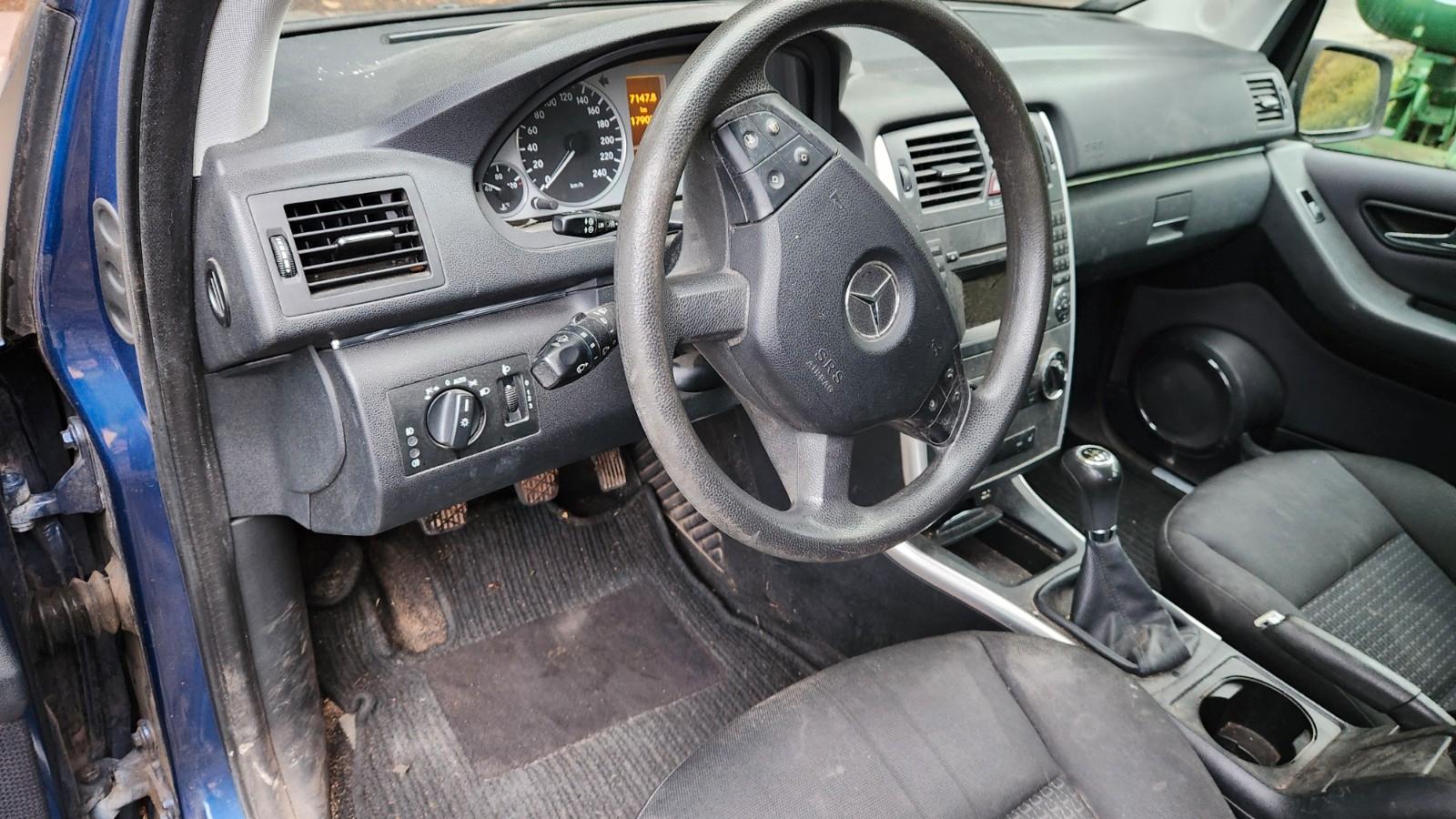 Mercedes-Benz B160 2011 — interior