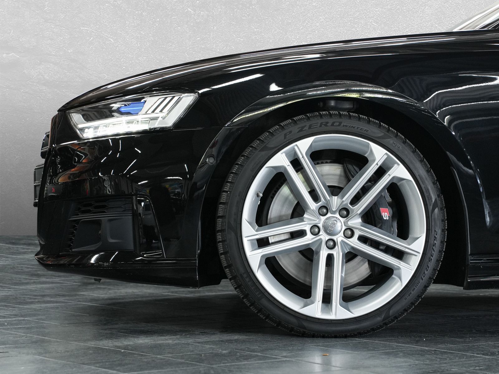 Fahrzeugabbildung Audi S8 ABT 700 - Massage vo+hi | Einzelsitze im Fond