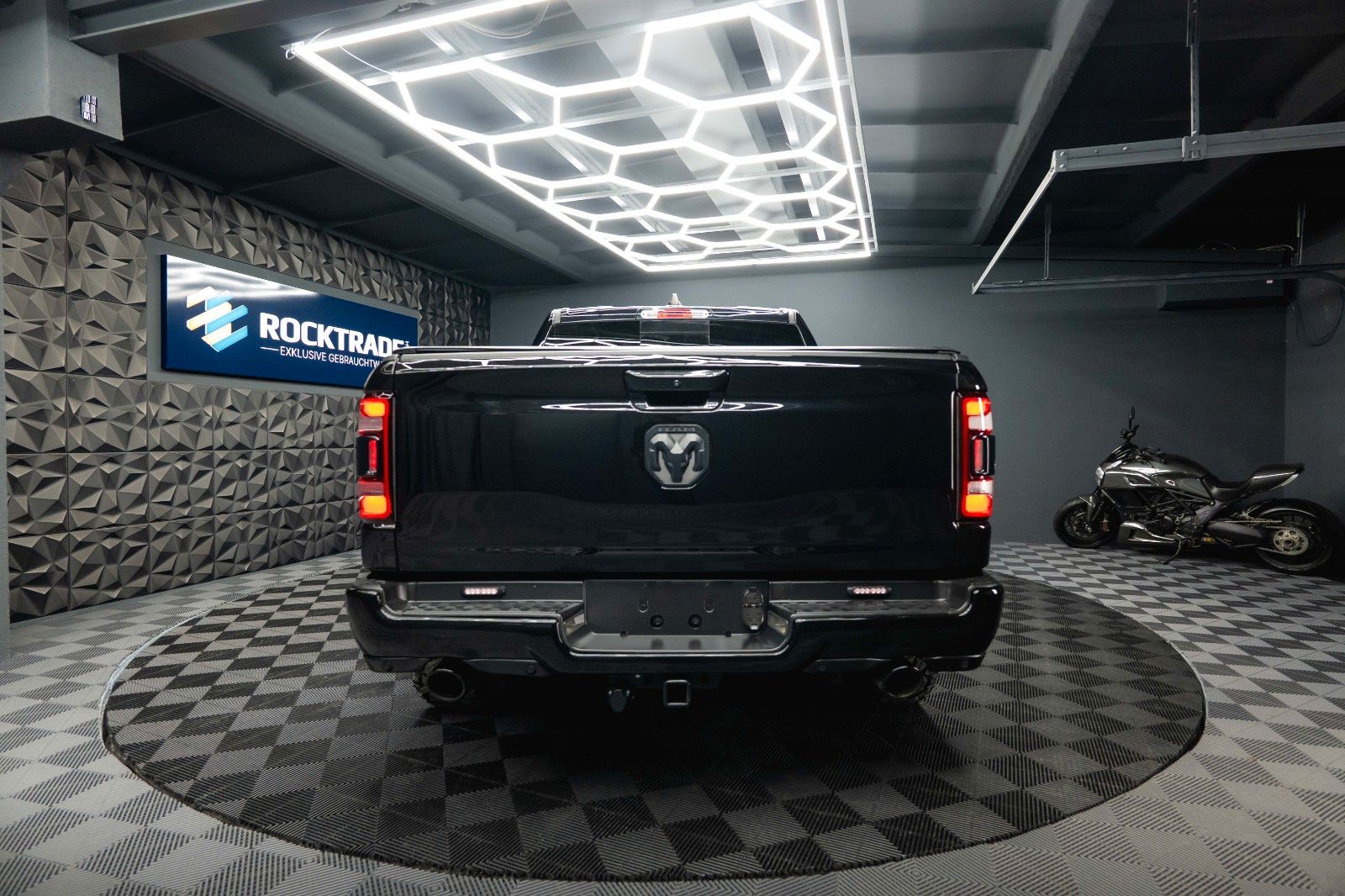 Fahrzeugabbildung Dodge RAM 5.7 V8 HEMI 4x4 OFFROAD BLACK EDITION *19%