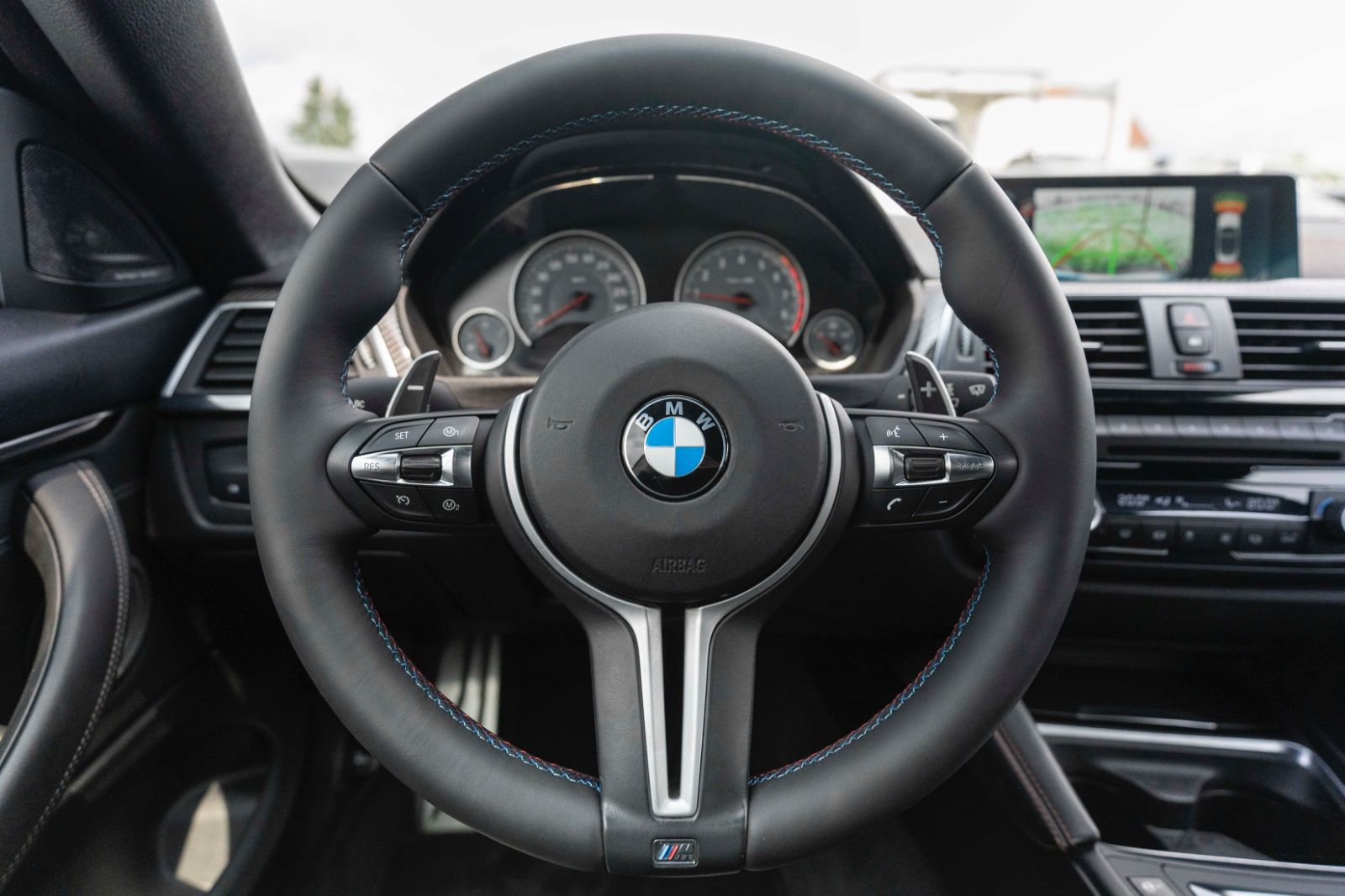 Fahrzeugabbildung BMW M4 Kabrio HUD LED KAM TOTW H&K DKG PDC CARBON