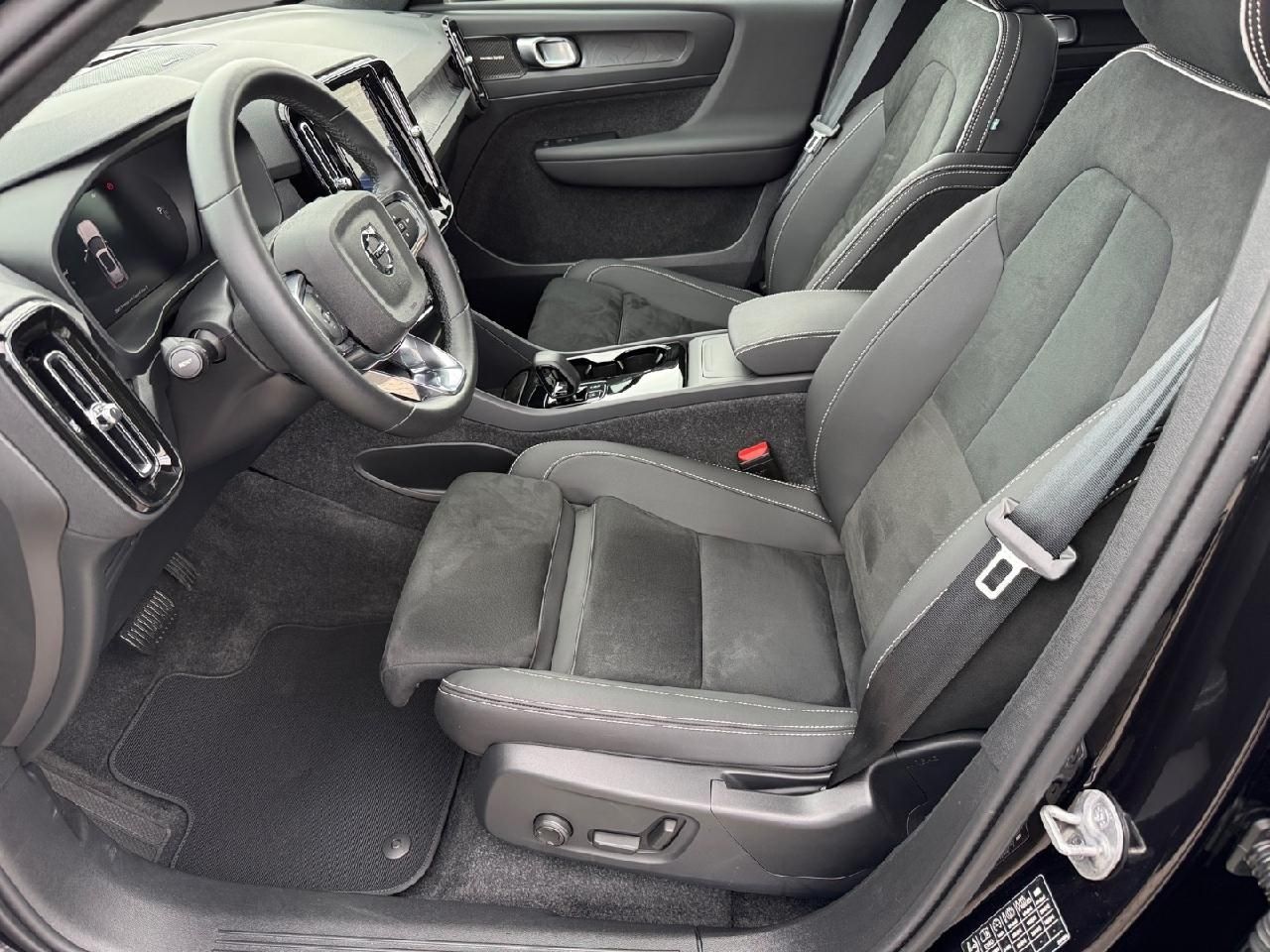 Fahrzeugabbildung Volvo EX40 325 kW Twin Motor Performance AWD Ultra Bla