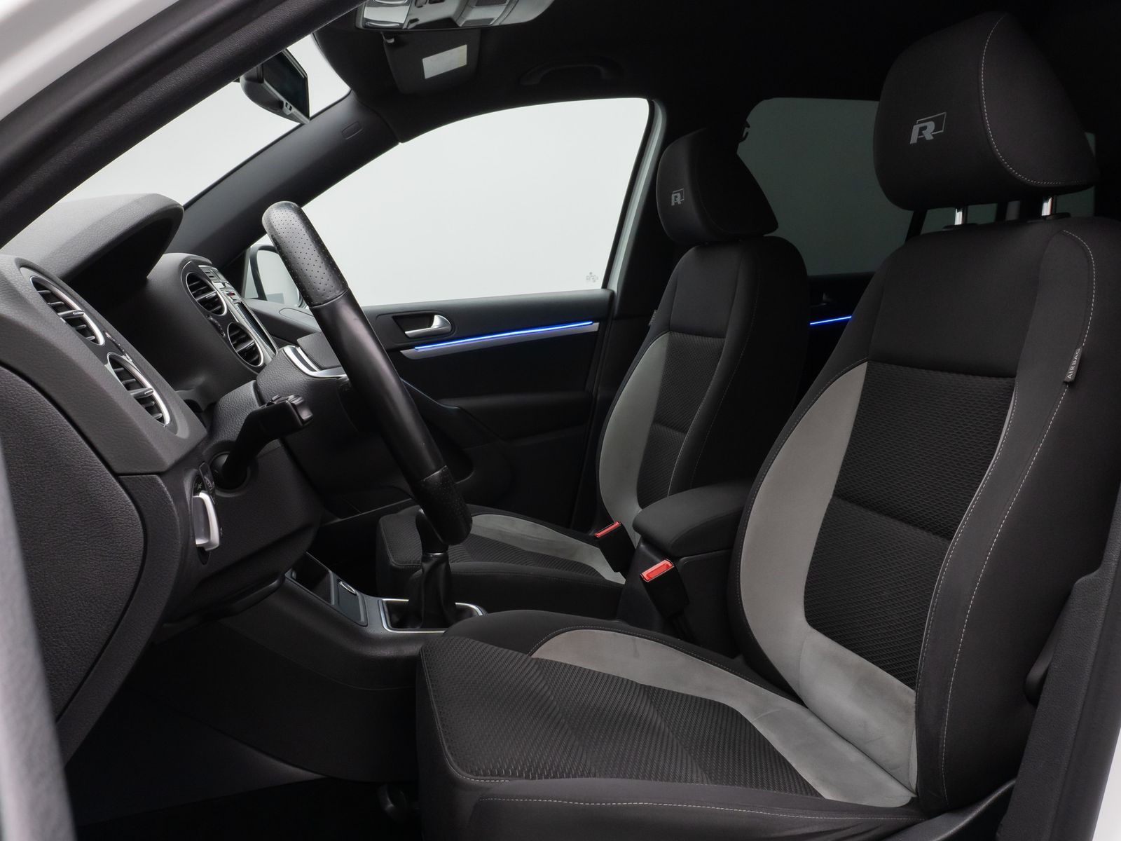 Fahrzeugabbildung Volkswagen Tiguan R-Line Xenon DAB Sitzhzg. AHK 8FACH