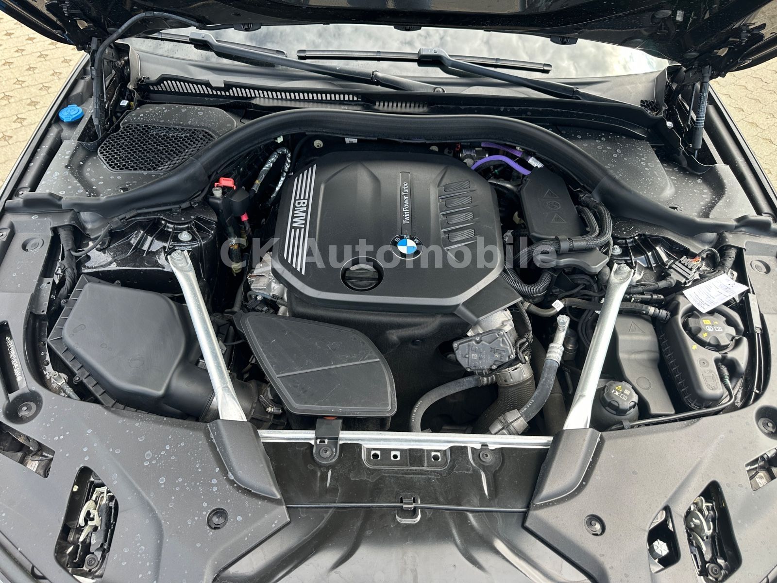 Fahrzeugabbildung BMW 520d Touring/Navi/Leder/Head-Up/Kamera/LED/ACC