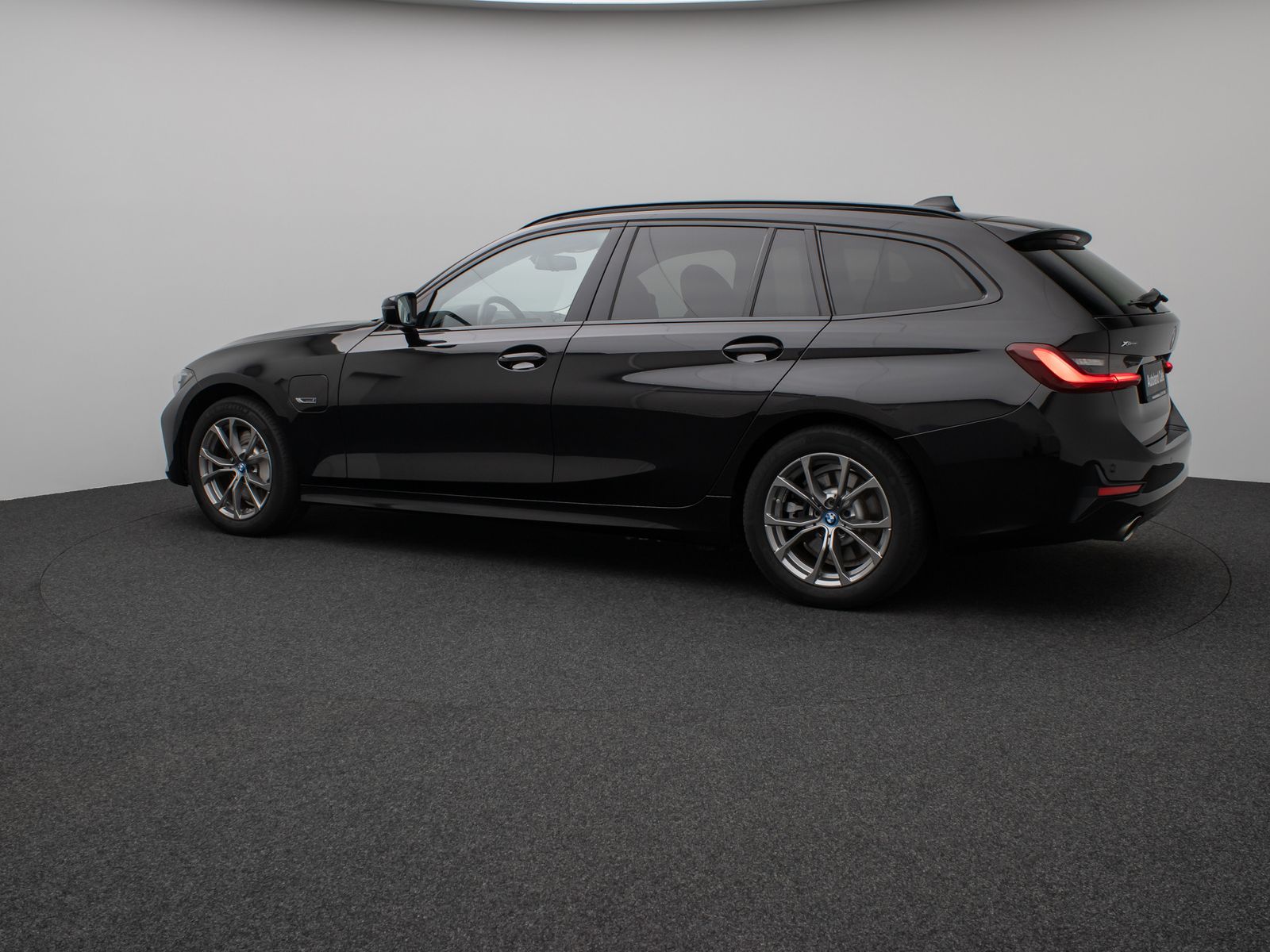 Fahrzeugabbildung BMW 330e xD Sport Line Panorama DAB HiFi Stop&Go AHK