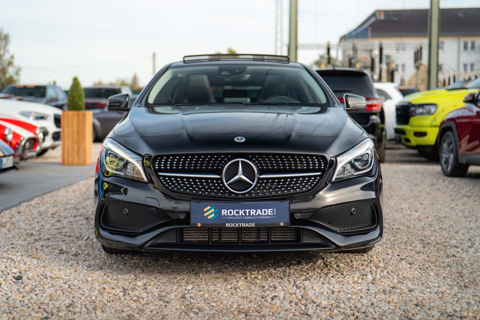 Fahrzeugabbildung Mercedes-Benz CLA 250 Shooting Brake AMG Night-Paket | Pano