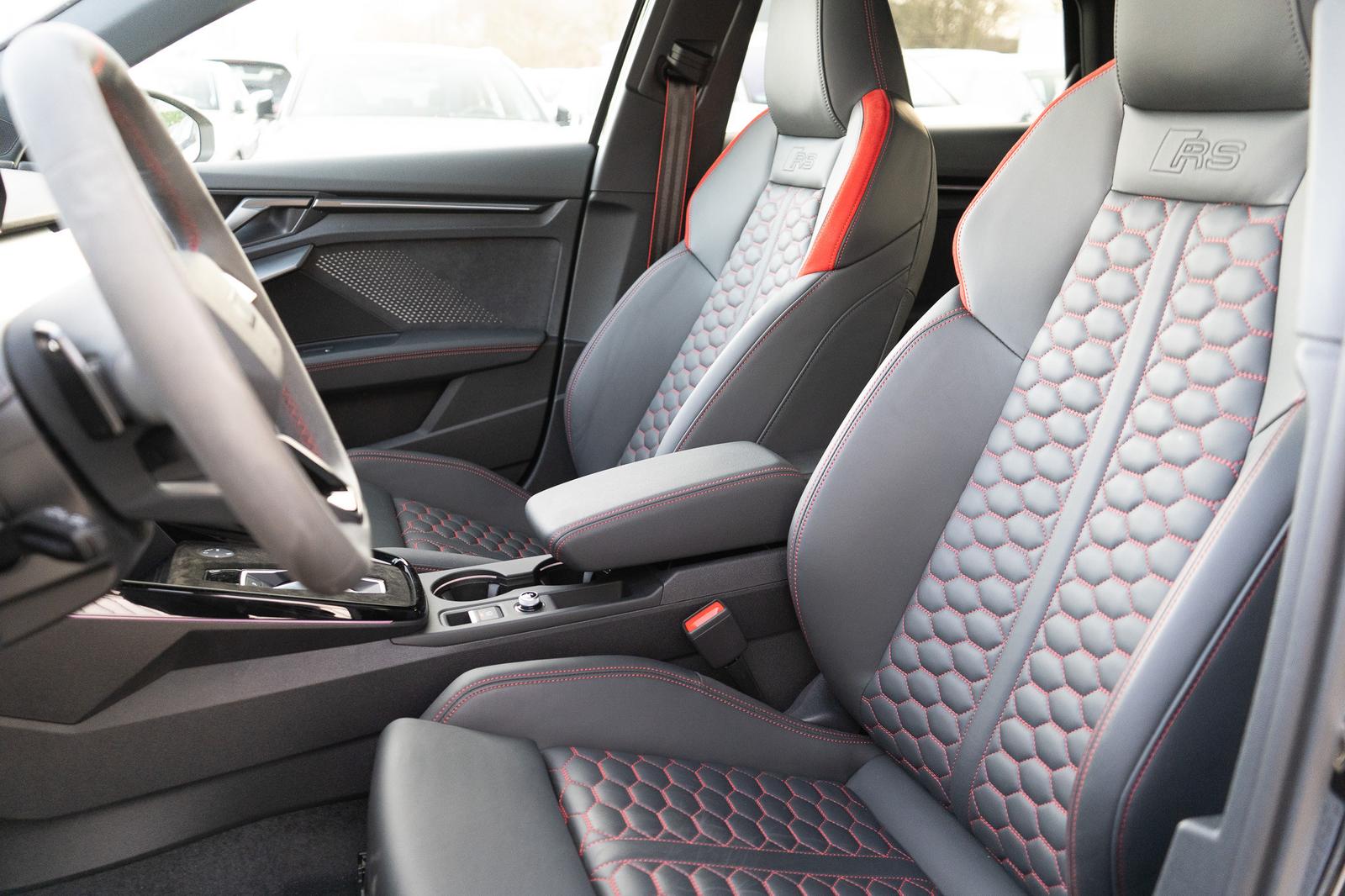 Audi RS 3 2.5 294 kW TFSI quattro Carbon