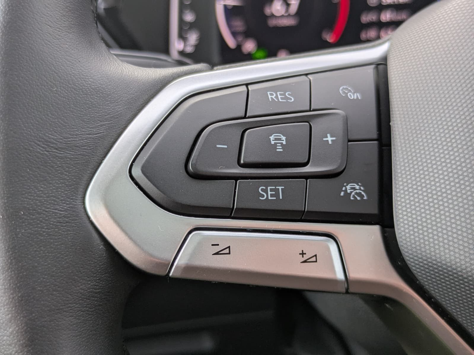 Fahrzeugabbildung Volkswagen Touran 2.0 DSG R-Line High. Pano 7-Si IQ.Dri AHK