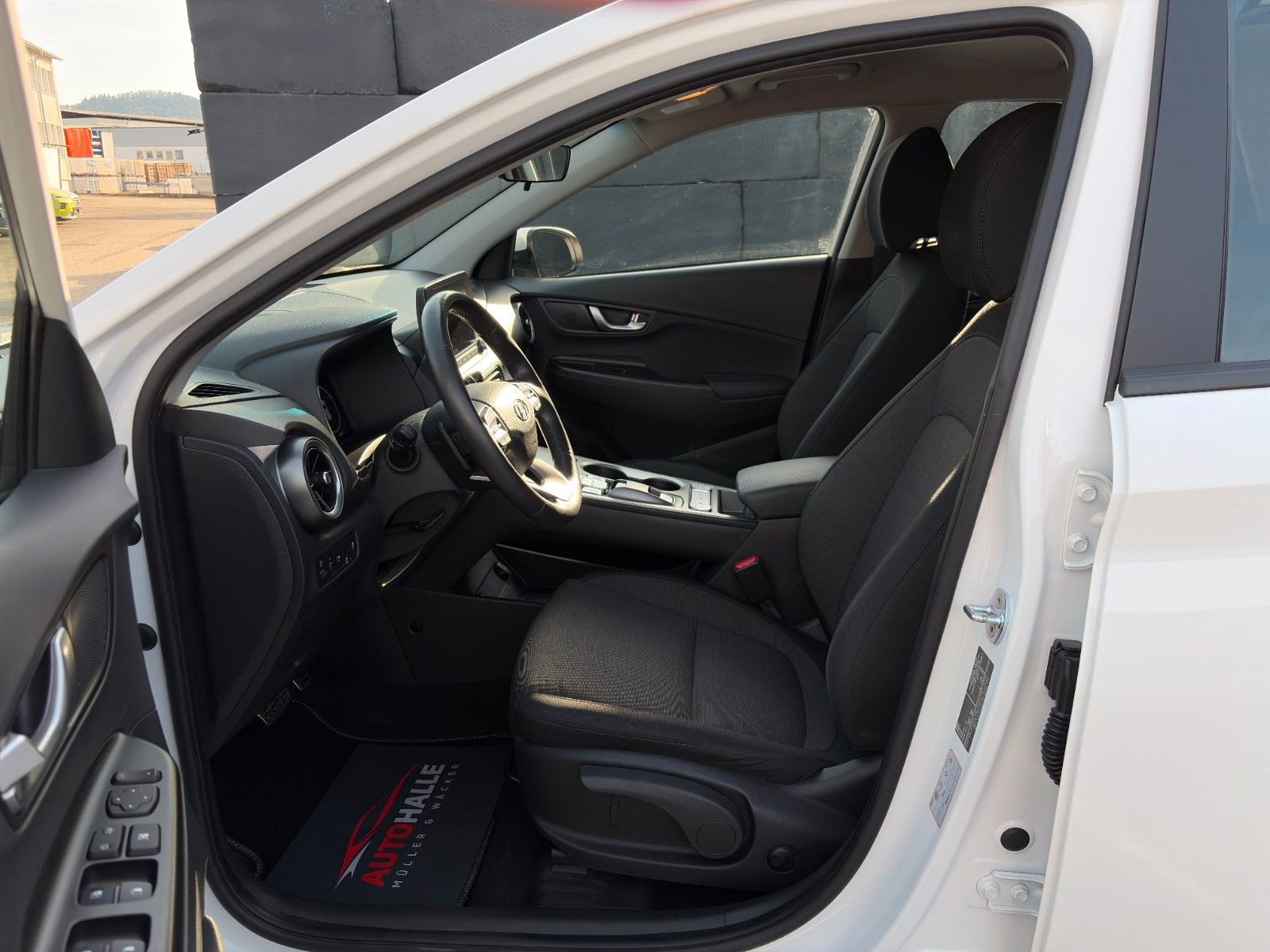 Fahrzeugabbildung Hyundai KONA E Select SHZ LHZ ACC LKA LFA Navi CarPlay
