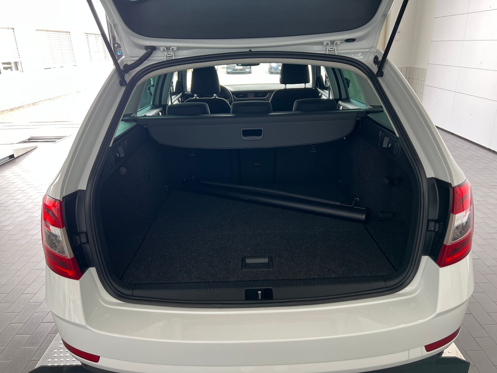 Fahrzeugabbildung SKODA Octavia III Combi Tour 2.0 TDI *AHK, Navi, 16''-