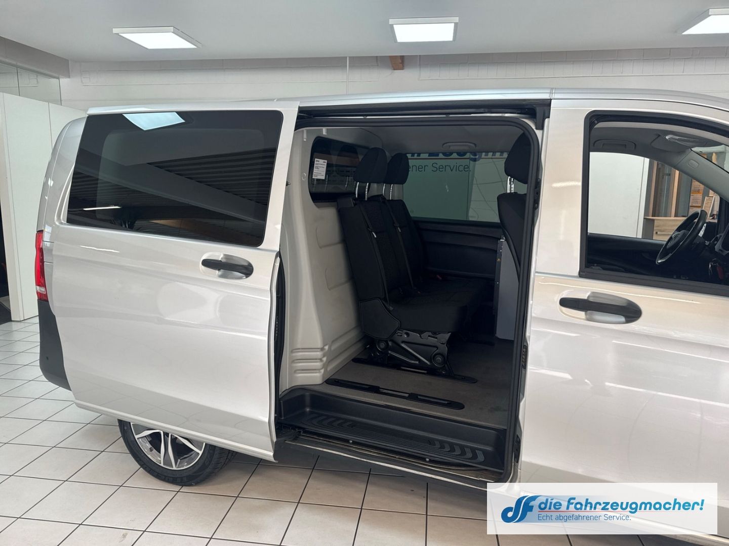 Fahrzeugabbildung Mercedes-Benz Vito Tourer 119 CDI 4x4 lang Navi LED Blendfrei