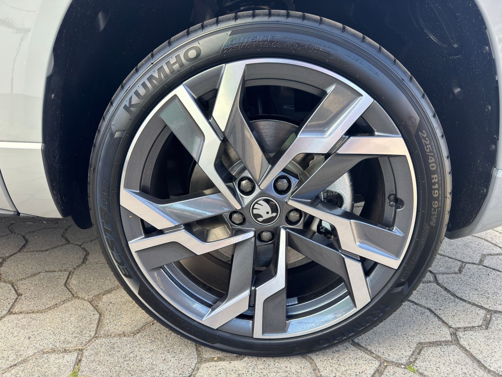 Fahrzeugabbildung SKODA Karoq Sportline 1.5TSI DSG*360°Cam*AHK*eHeck*19Z