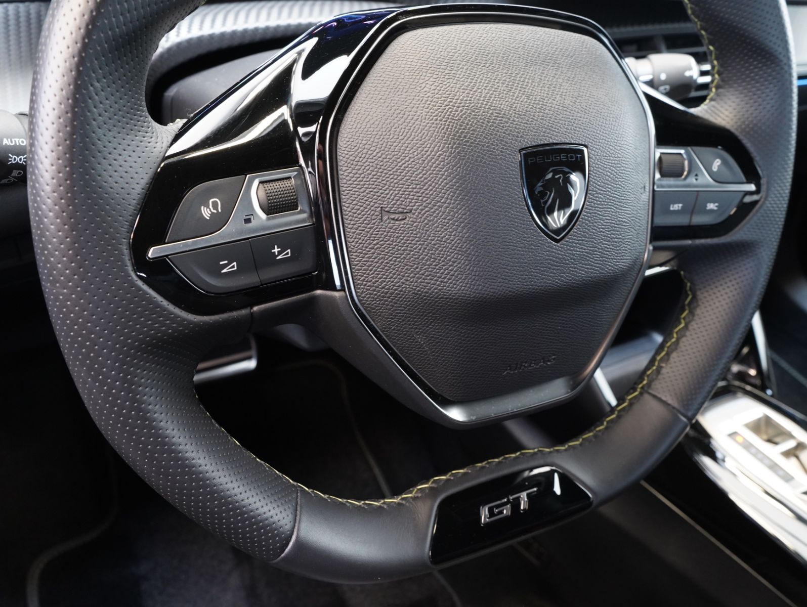 Fahrzeugabbildung Peugeot 2008 e- GT 11KW/LED/NAVI/360°/SOH