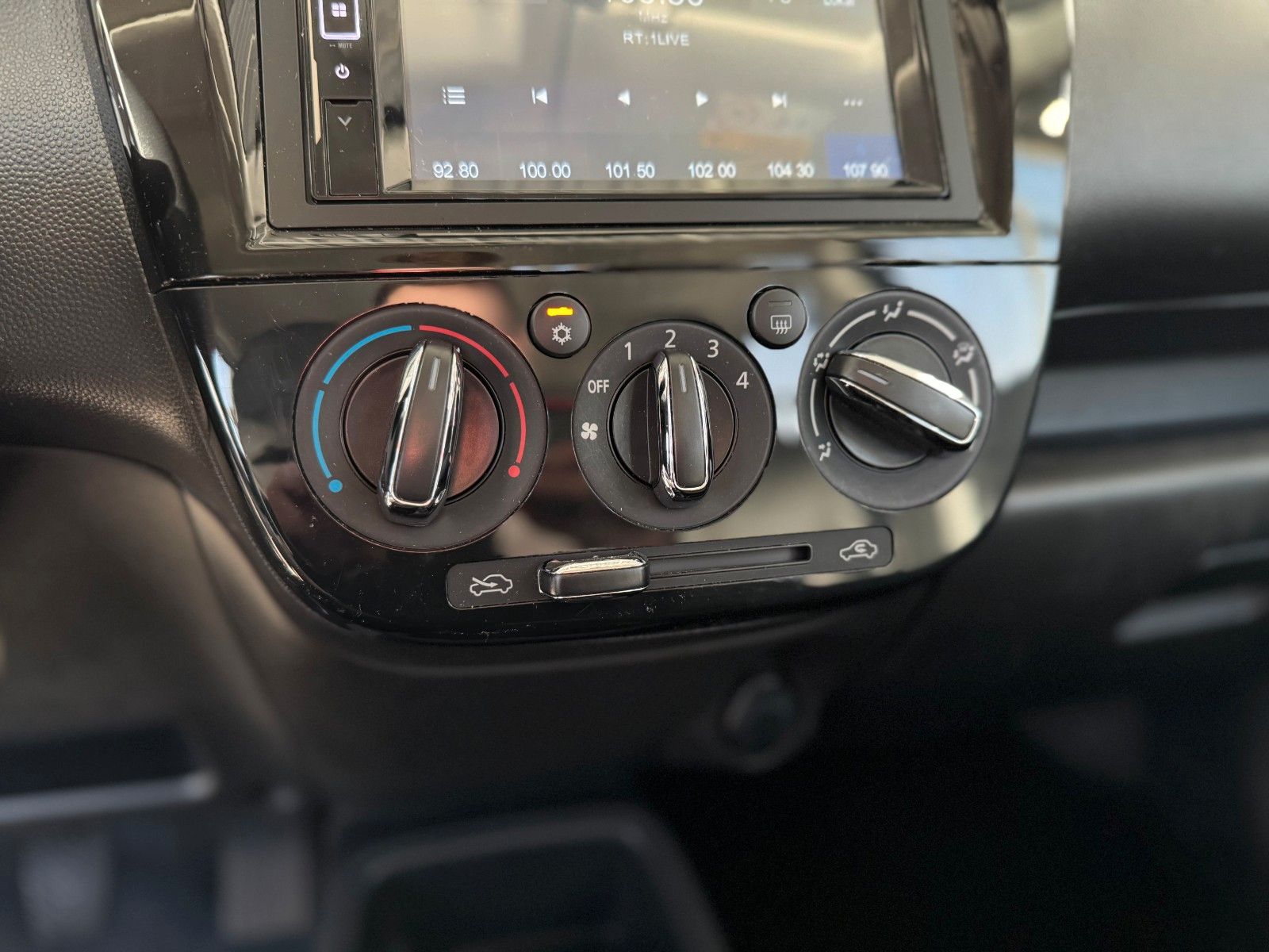 Fahrzeugabbildung Mitsubishi Space Star 1.2 Select "Klima Allwetterreifen"