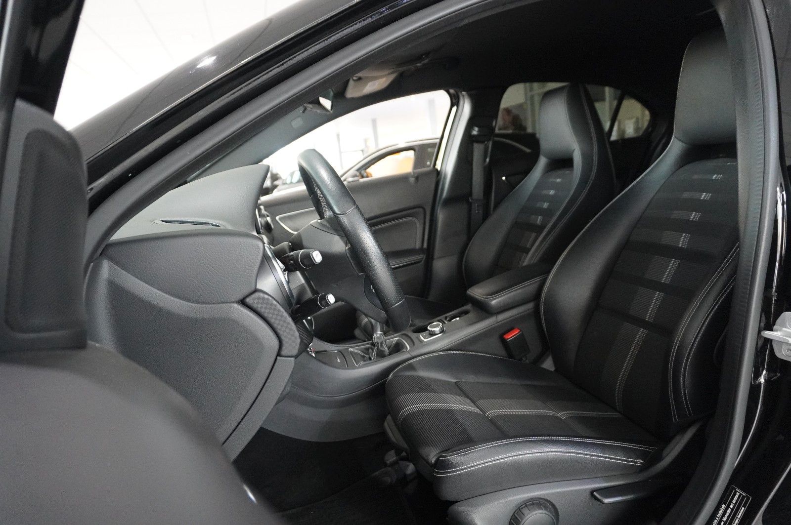 Fahrzeugabbildung Mercedes-Benz A 180D CDI URBAN NAVI/SHZ/PDC/TEMP./SPORT/USB