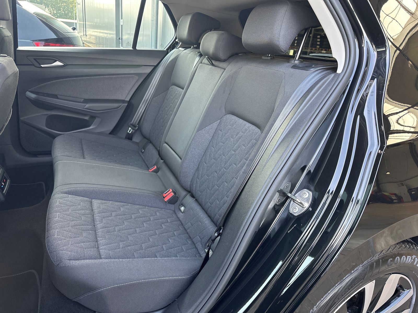Fahrzeugabbildung Volkswagen Golf VIII 2.0 TDI DSG MOVE NAV+LED+PANO+AHK+HUD