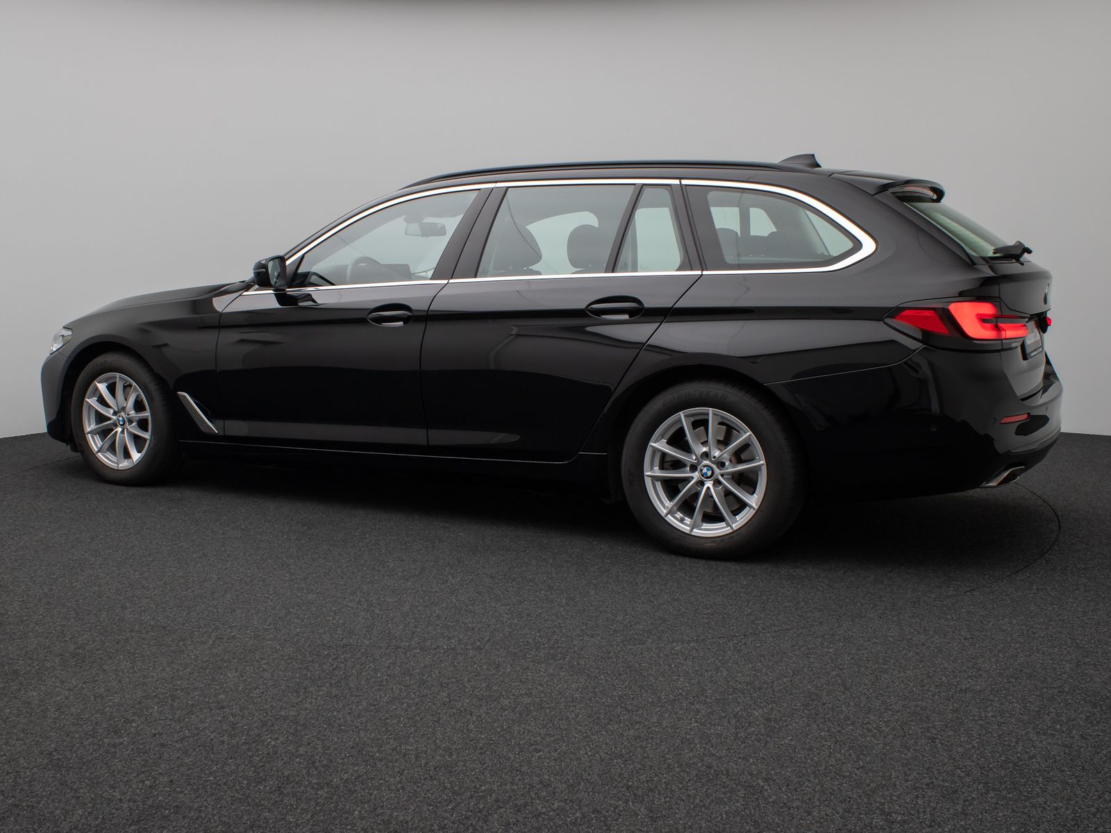 Fahrzeugabbildung BMW 520d xD Kamera HUD DAB 4xKlima Sport Leder Alarm