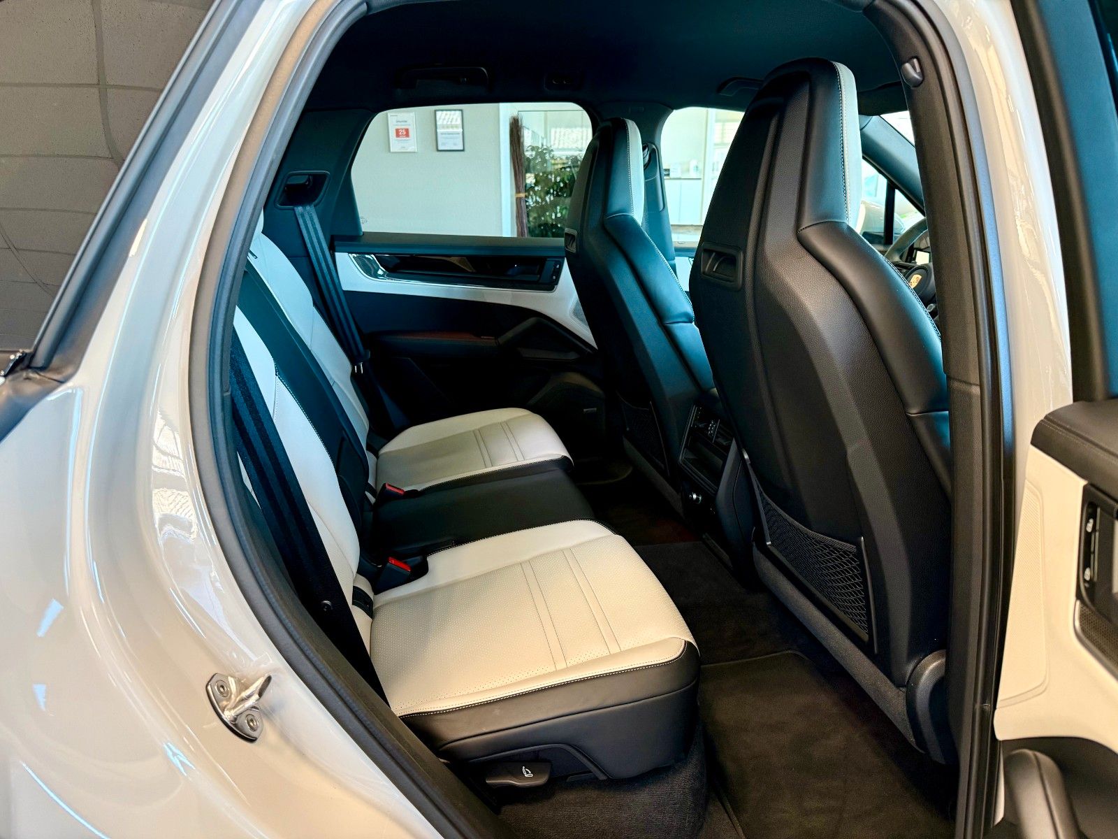 Fahrzeugabbildung Porsche Cayenne S SportDesign/AHK/Luftfederung/ACC