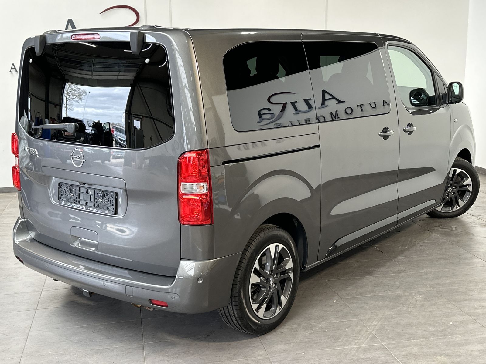 Fahrzeugabbildung Opel Zafira Life 2.0 D Aut. BlackEd. NAV+XEN+PANORAMA