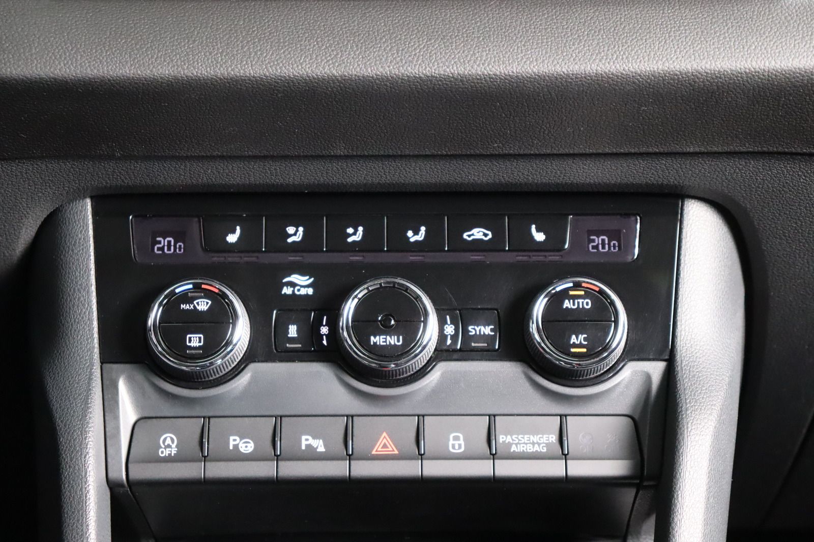 Fahrzeugabbildung SKODA Karoq 4x4 Memory * Navi * DSG * LED * AHK