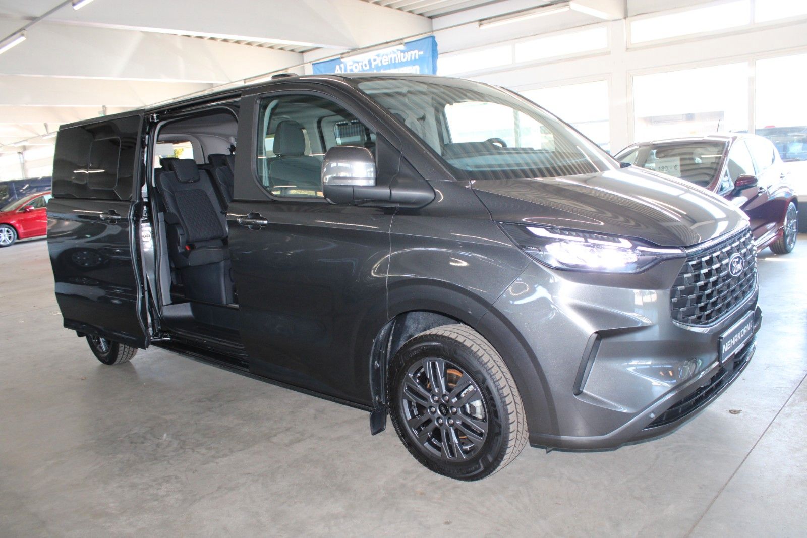 Fahrzeugabbildung Ford Tourneo Custom L2 8-Sitzer Titanium AHK LED ACC