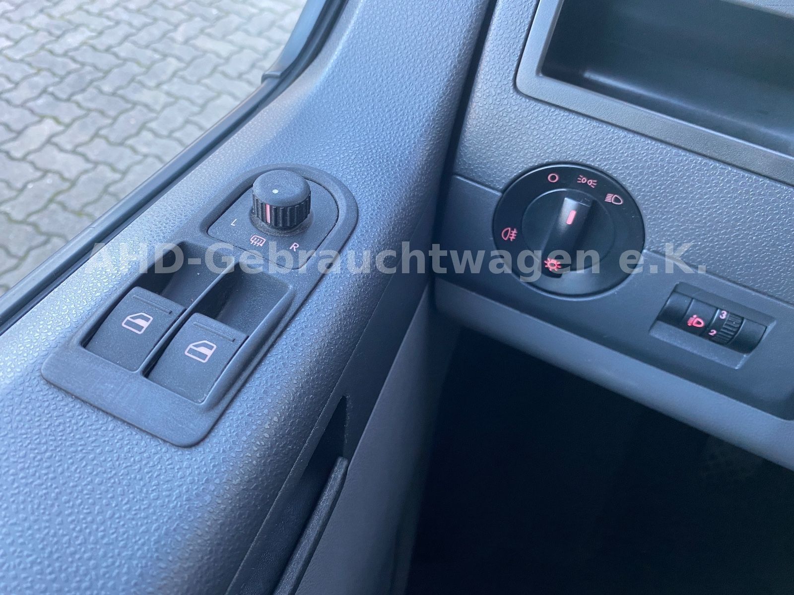 Fahrzeugabbildung Volkswagen T5 Langer Radstand 1.9 TDI 9-Sitzer Klima AHK