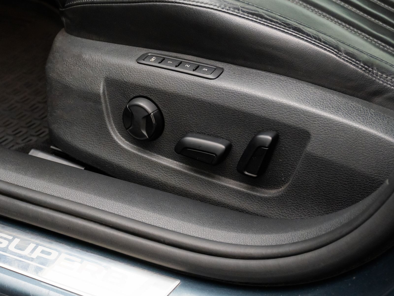 Fahrzeugabbildung SKODA Superb Style BiXenon PDC Navi Touch FernlichtAss
