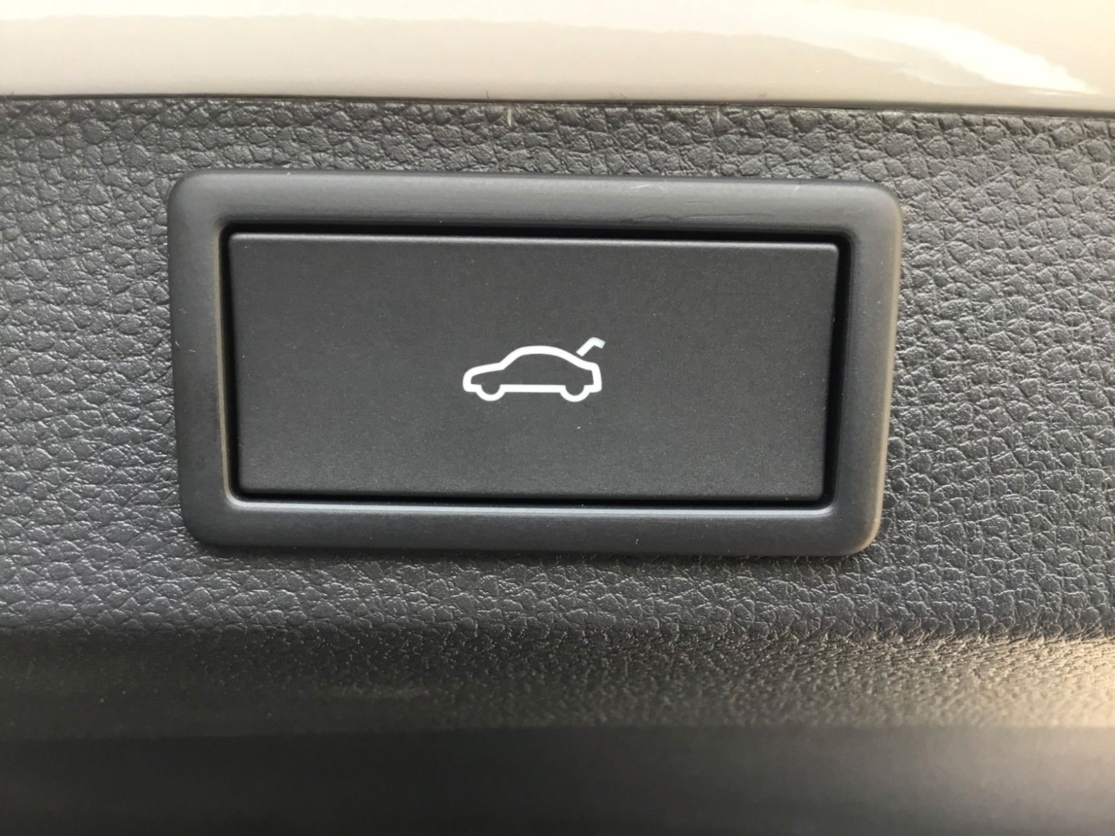 Fahrzeugabbildung SKODA Karoq 2.0l TSI DSG 4x4 Sportline+Pano+Standheizu