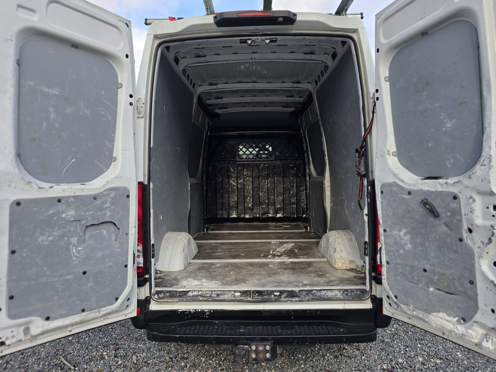 Fahrzeugabbildung Iveco Daily Kasten L3H2/Radstand 3520/AHK 3,5t/TÜV-NEU