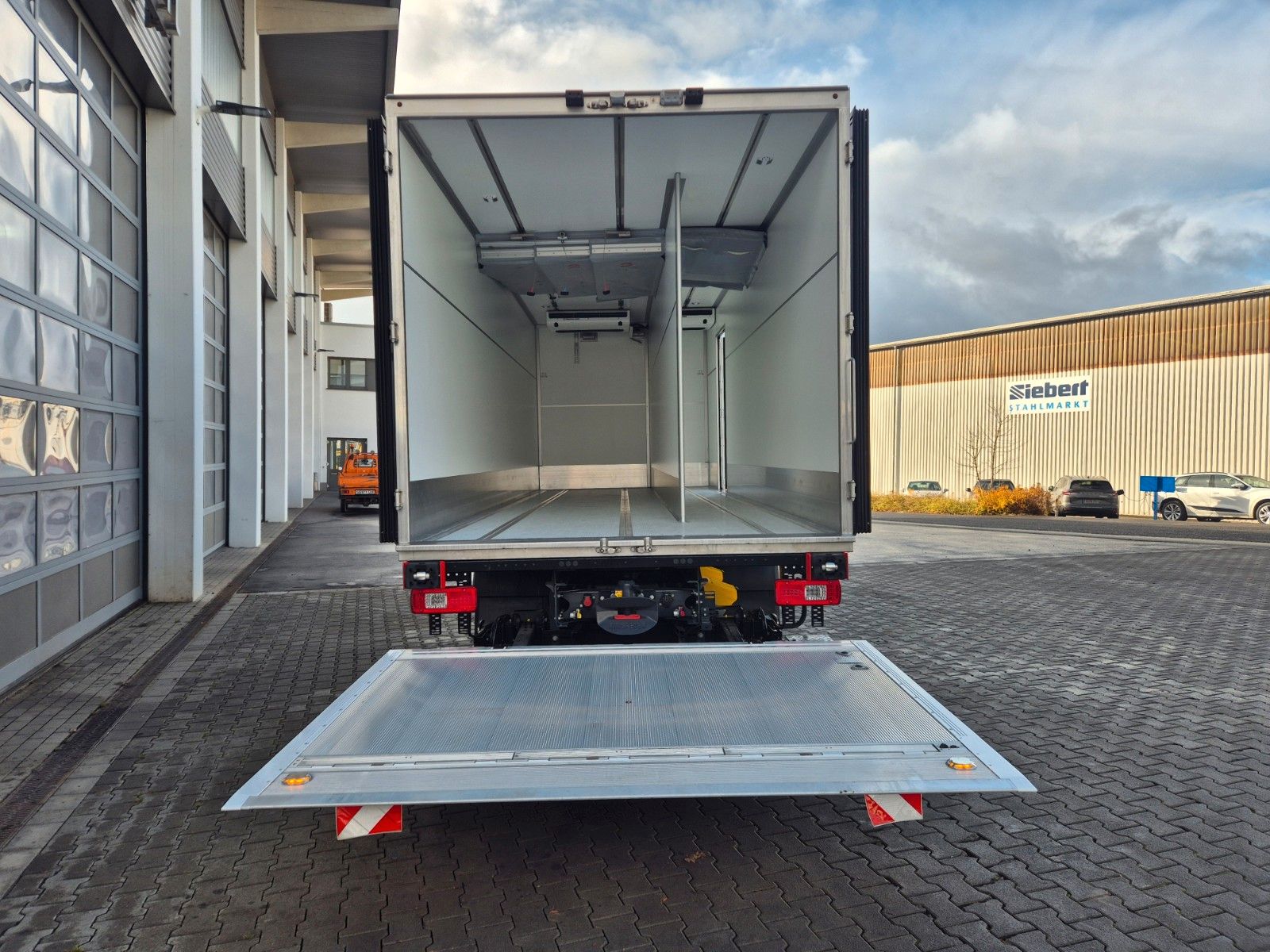 Fahrzeugabbildung Iveco Eurocargo ML160E28 ThermoKing R1200R LBW Tür AHK