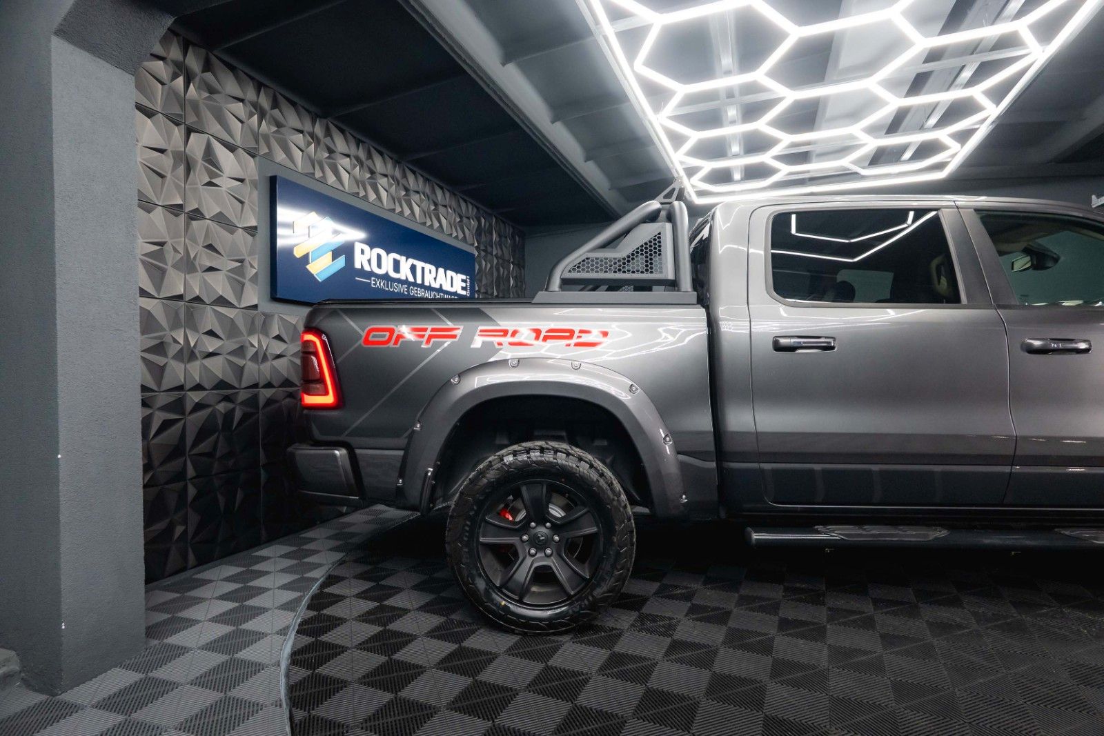 Fahrzeugabbildung Dodge RAM 5.7 V8 HEMI 4x4 OFFROAD NIGHT-Paket LARAMIE