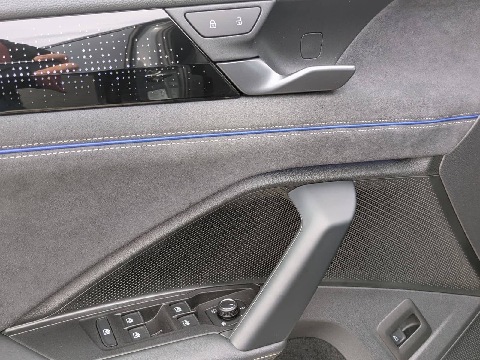 Fahrzeugabbildung Volkswagen Tayron 2.0 TDI 4M R-Line 7Si*MATRIX*AHK*PANO*HUD