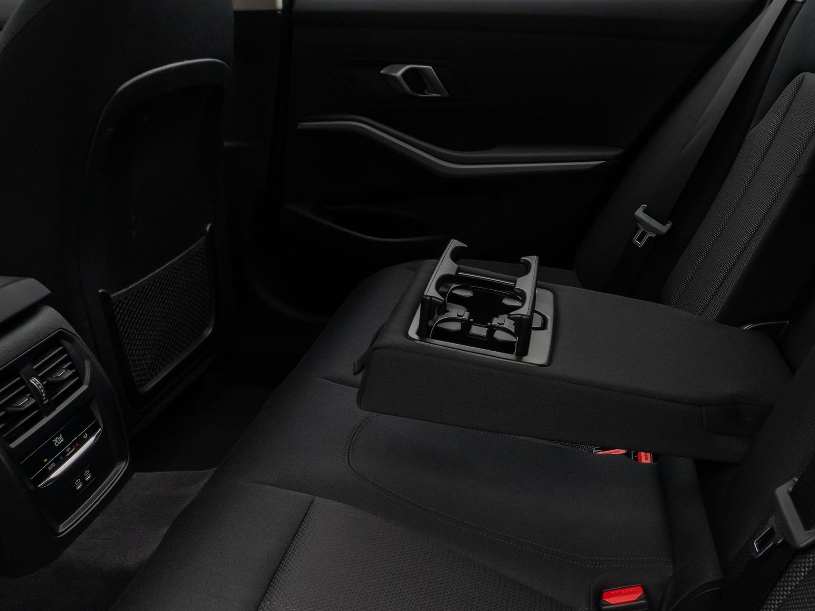 Fahrzeugabbildung BMW 330e DAB CockPit+ PDC LED Geschwindigkeitsreg