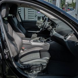 Fahrzeugabbildung BMW 320d xDrive Touring Steptronic xDrive|HEADUP|SH