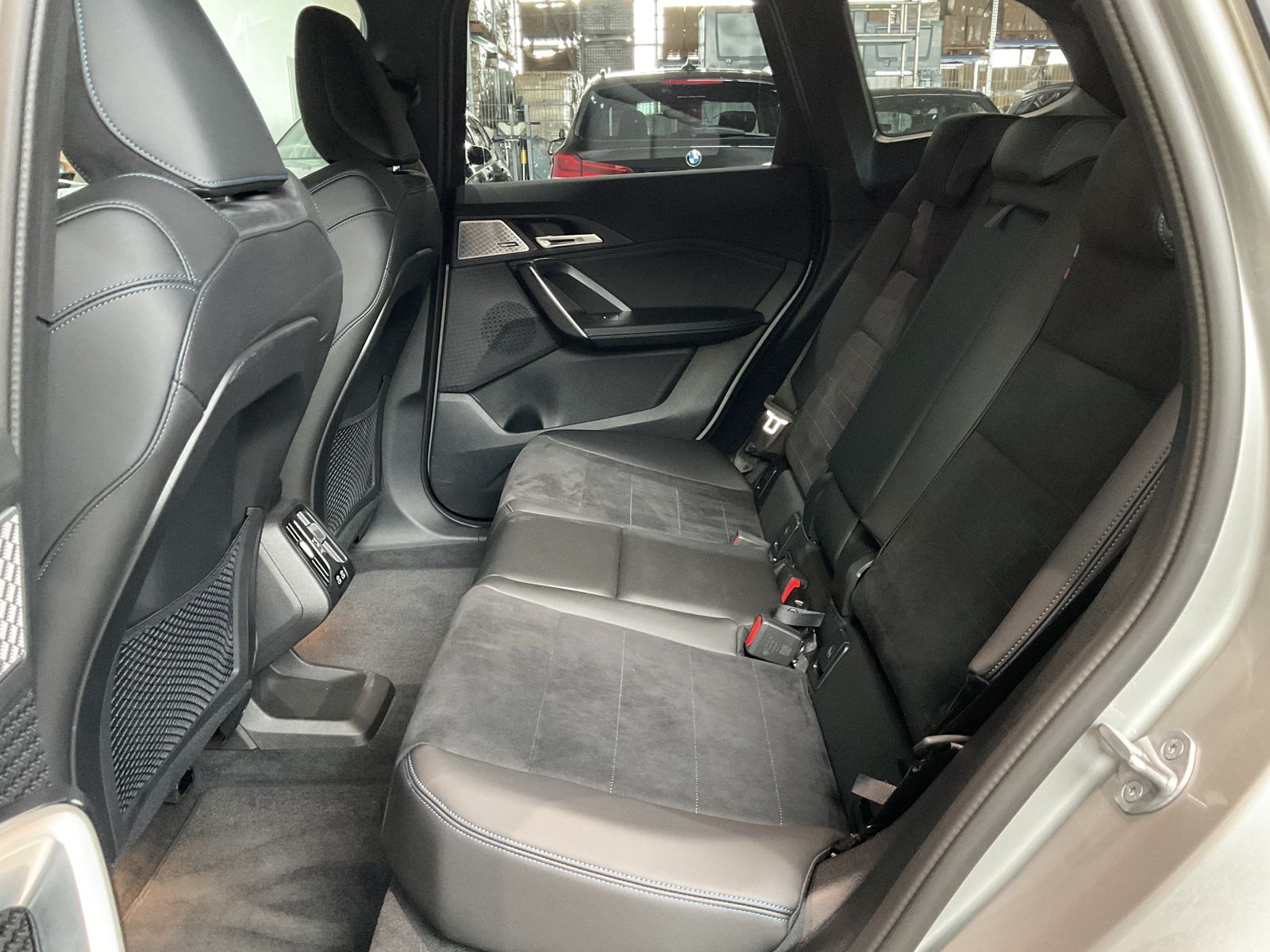 Fahrzeugabbildung BMW iX1 xDrive30 M Sportpaket | Panorama Glasdach |
