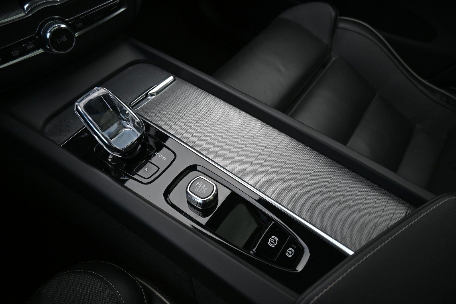 Fahrzeugabbildung Volvo XC60 B4 Ultimate Dark AWD*LUFT*360°*SDTHZG*LED