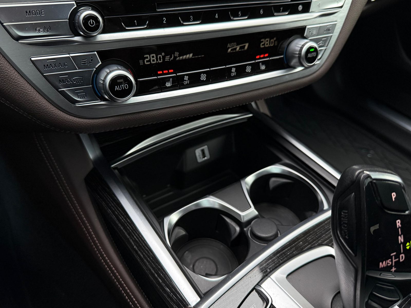 Fahrzeugabbildung BMW 750 L d xDrive M Paket LED+NAV+SHZ+MEMO+PANO+KAM