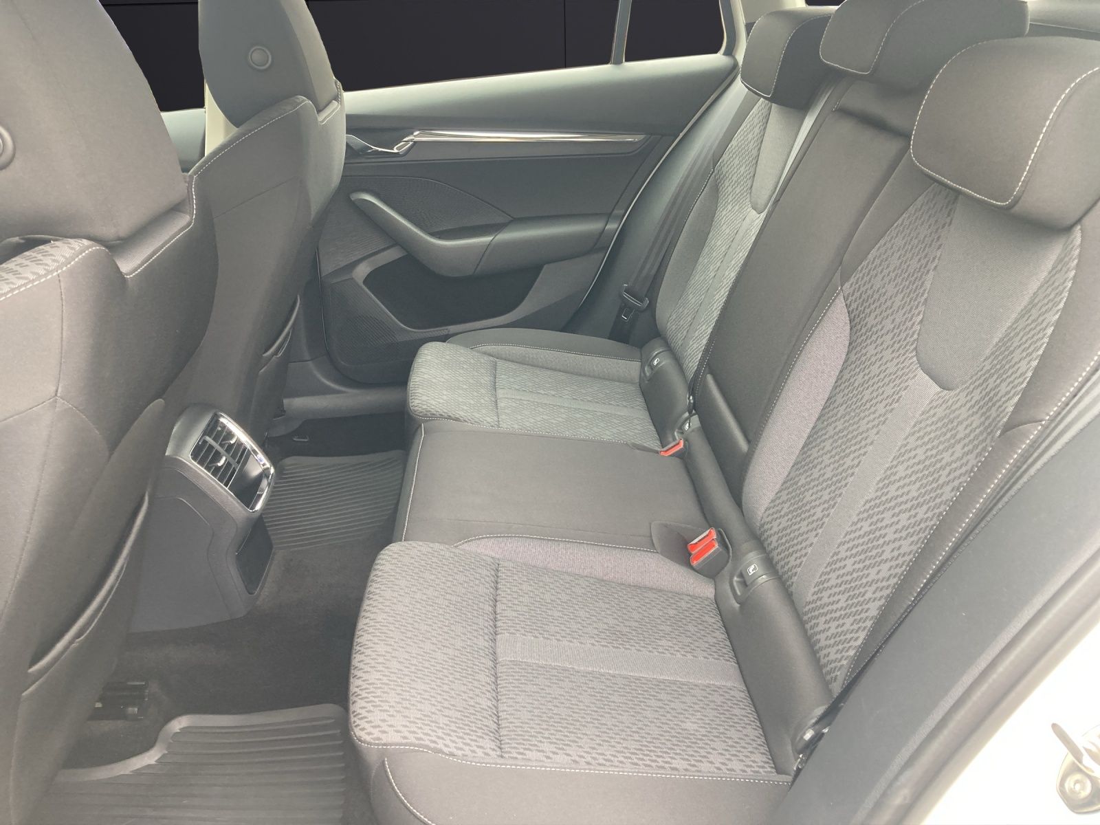 Fahrzeugabbildung SKODA Octavia Combi TDI First-Edition DSG LED Navi PDC