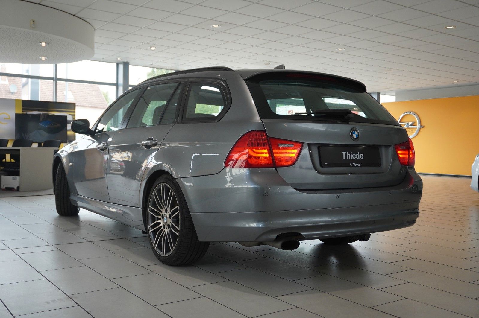 Fahrzeugabbildung BMW 320i TOURING NAVI/BI-XENON/SHZ/PDC/PANO./SH/TEMP