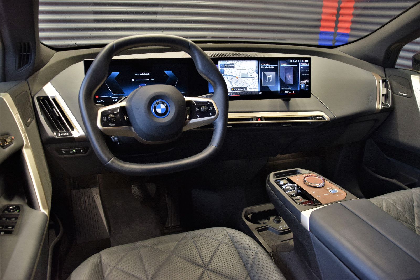 Fahrzeugabbildung BMW iX40 xDr. Sport Pano/SkyLounge AHK h/k Laser 22"