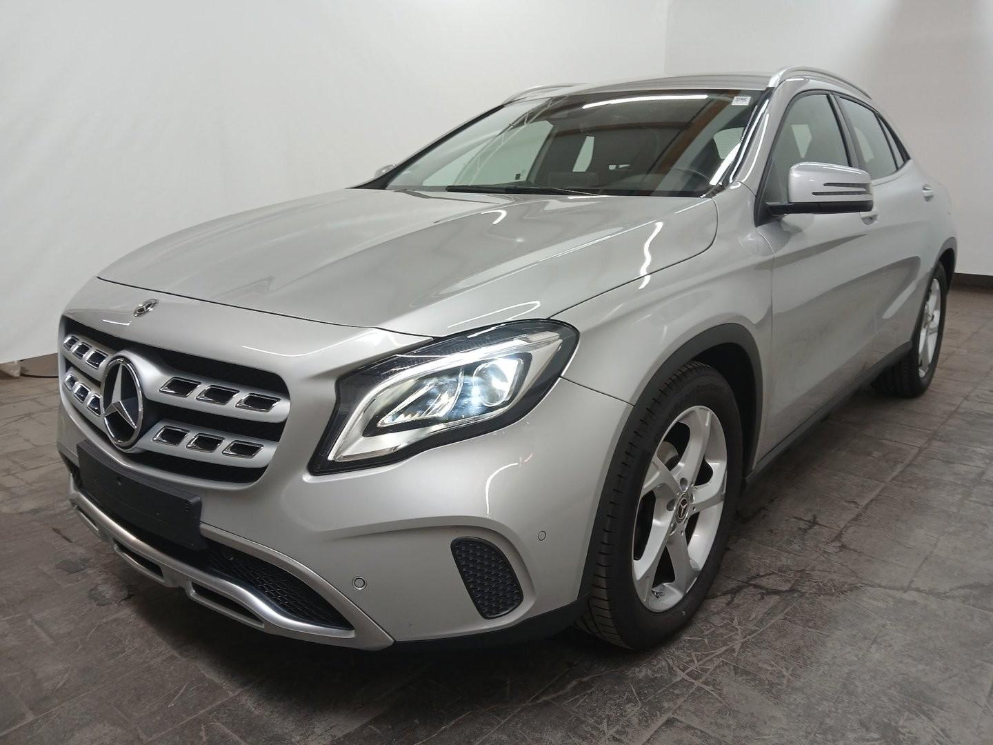 Mercedes-Benz GLA 180 7-DCT*Park-Assistent*LED*Navi*SH*8fach